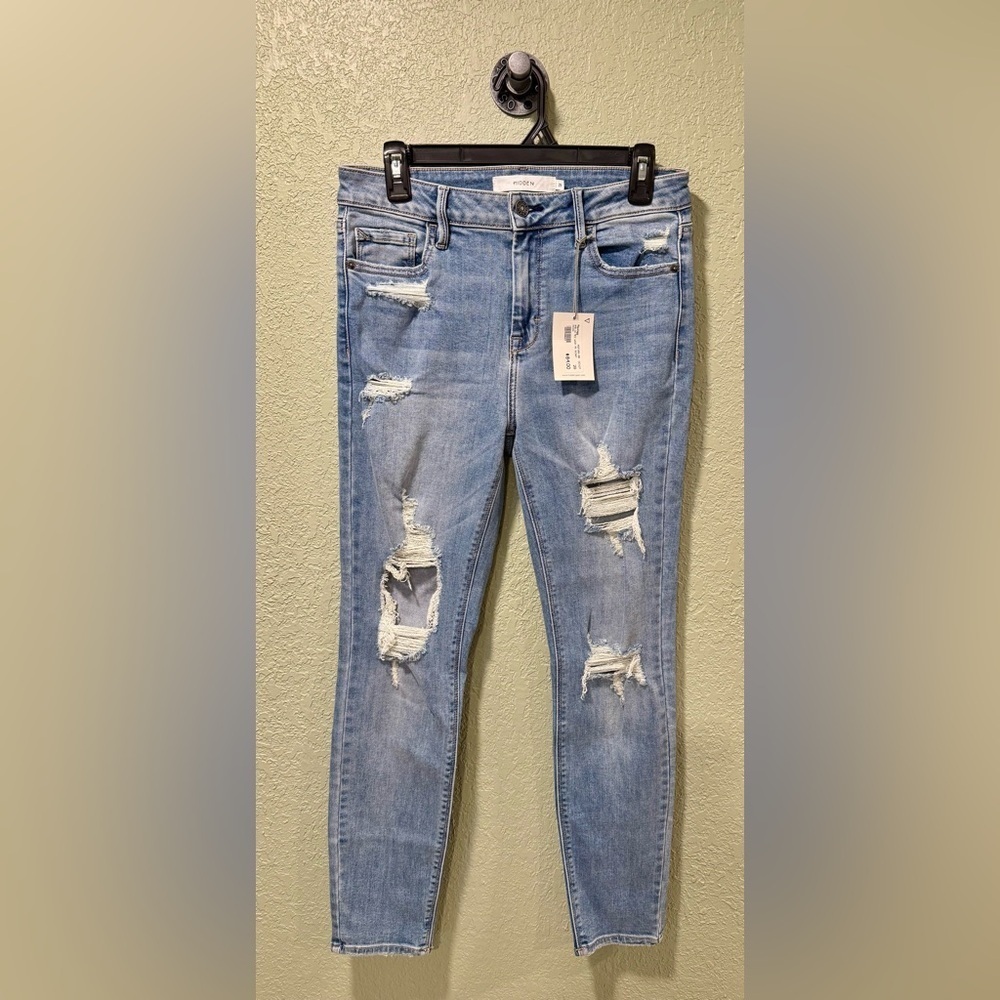 Womens Hidden Jeans with Distress. NWT Size 29